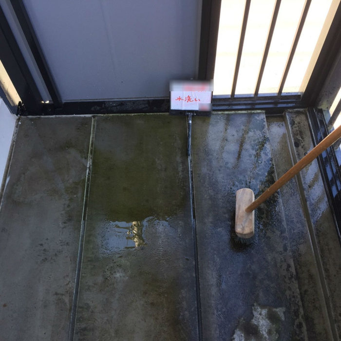 共用廊下の床のシート防水（長尺シートの張り付け）｜埼玉県蓮田市・Bアパートにて雨漏り修理