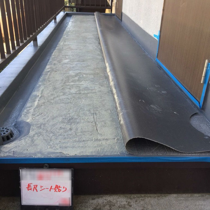 共用廊下の床のシート防水（長尺シートの張り付け）｜東京都杉並区の・Mアパートにて雨漏り修理