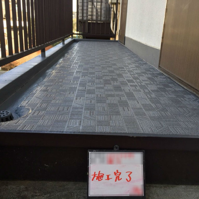 共用廊下の床のシート防水（長尺シートの張り付け）｜東京都杉並区の・Mアパートにて雨漏り修理