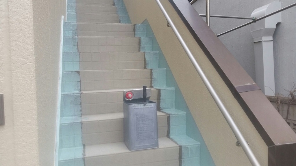 外階段の防滑ステップシート（タキステップ）の貼り付け｜埼玉県川口市のA様邸にて雨漏り修理