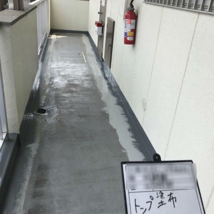 共用廊下の床のシート防水工事（防滑シートの貼り付け）｜東京都調布市西府町のSアパートにて雨漏り補修