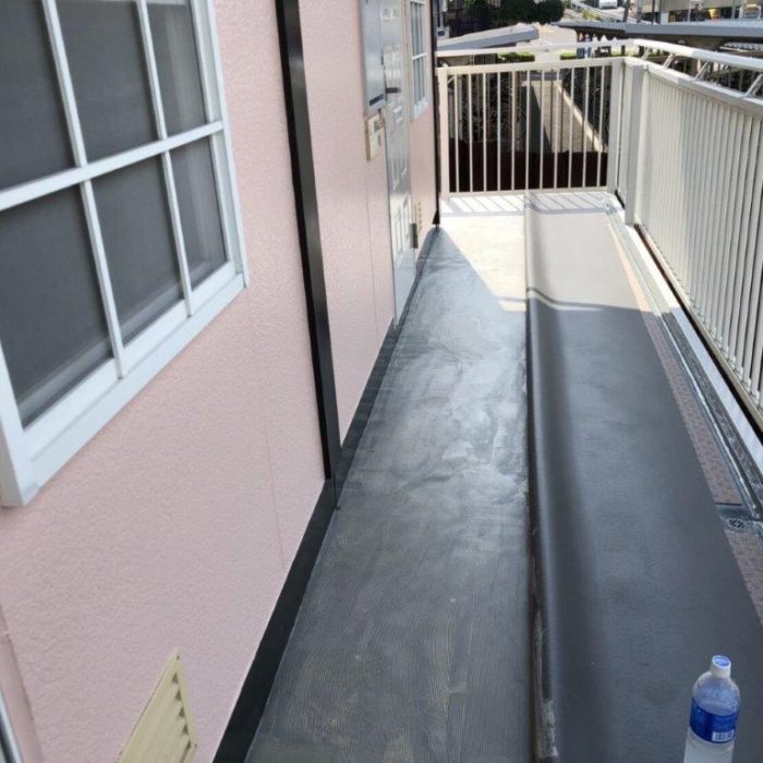 共用廊下のシート防水工事（長尺シートの張り付け）｜埼玉県川口市のTアパートにて雨漏り補修