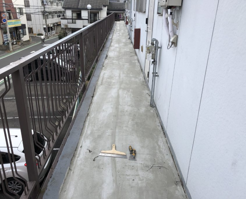 共用廊下の線防水｜埼玉県所沢市のOアパートにて防水工事（施工3日目 