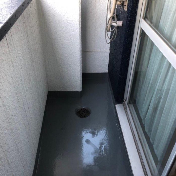 ベランダの既存トップコート劣化に伴う防水工事（ウレタン密着工法）｜東京都江東区の某ホテルにて雨漏り修理