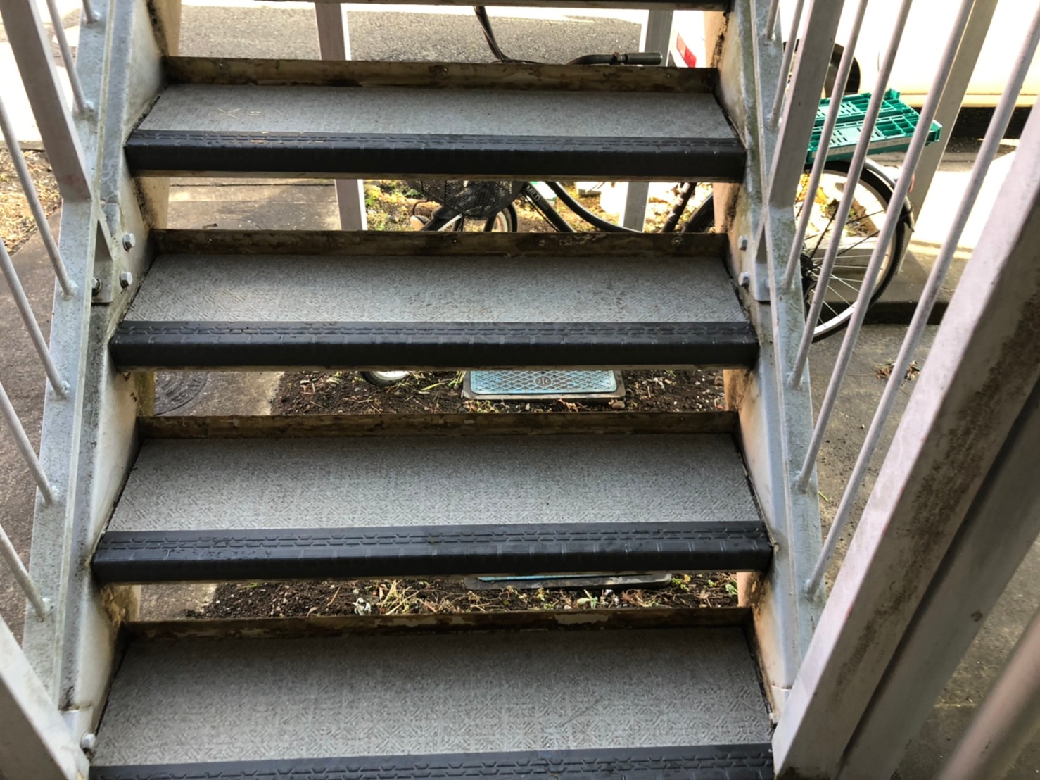 共用階段のコーキング補修前
