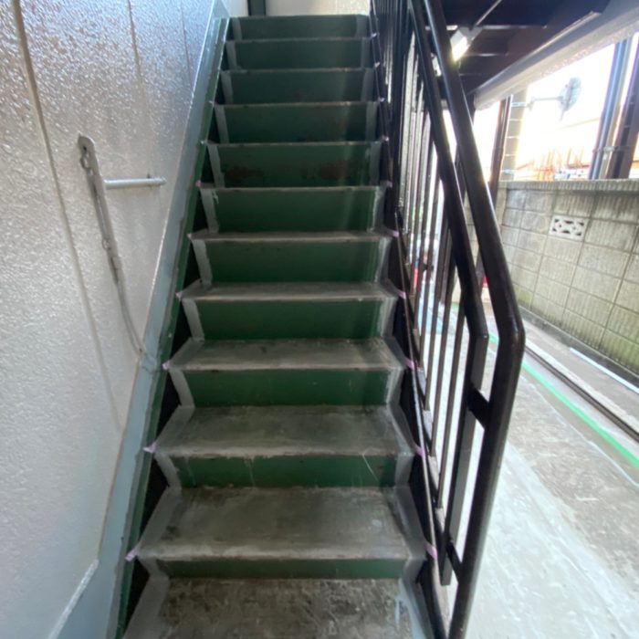 外階段（共用）の防滑シート（タキステップ）工事｜川口市東川口のマンションにて防水工事