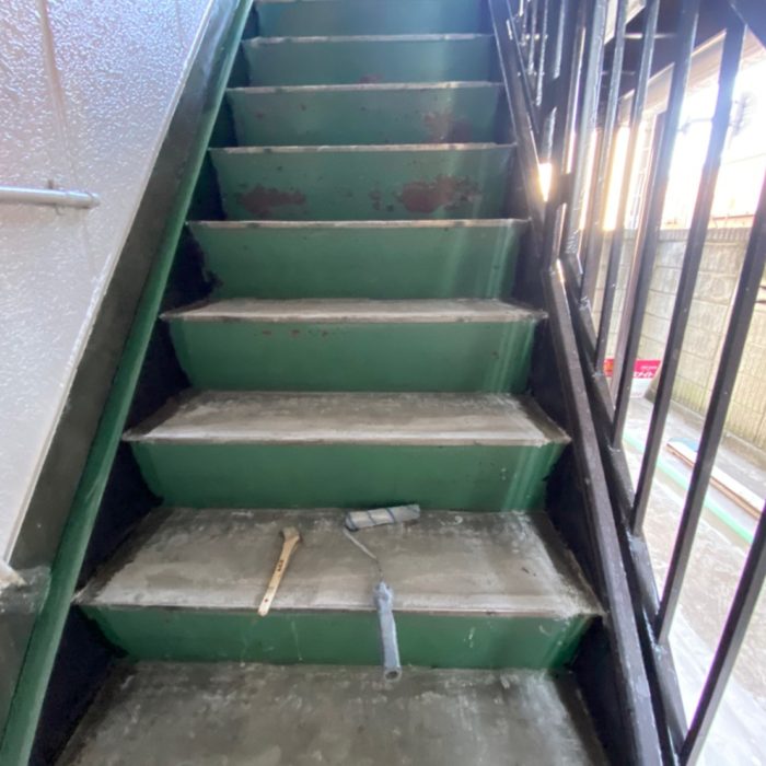 外階段（共用）の防滑シート（タキステップ）工事｜川口市東川口のマンションにて防水工事