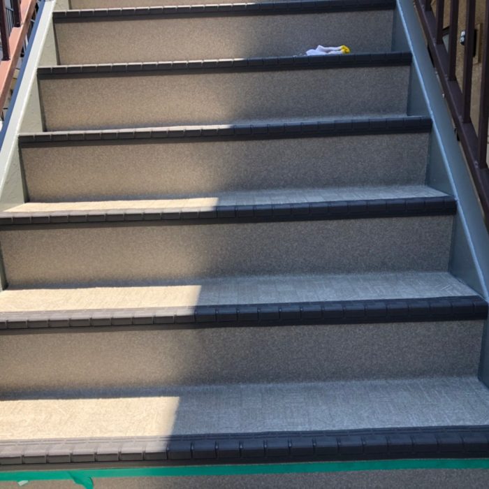 共用外階段の防滑ステップシート（タキステップ）工事｜埼玉県草加市の賃貸アパートにて改修工事