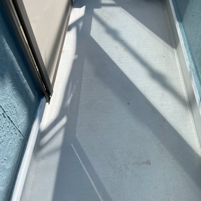 ベランダ・バルコニーの防水工事(トップコート塗布)|埼玉県草加市の賃貸アパートにて雨漏り修理