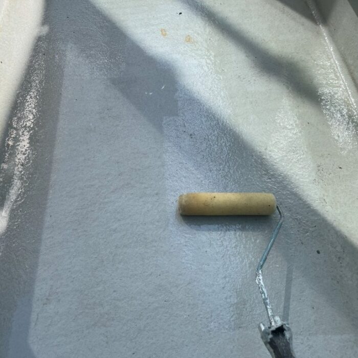 ベランダ・バルコニーの防水工事(トップコート塗布)|埼玉県草加市の賃貸アパートにて雨漏り修理