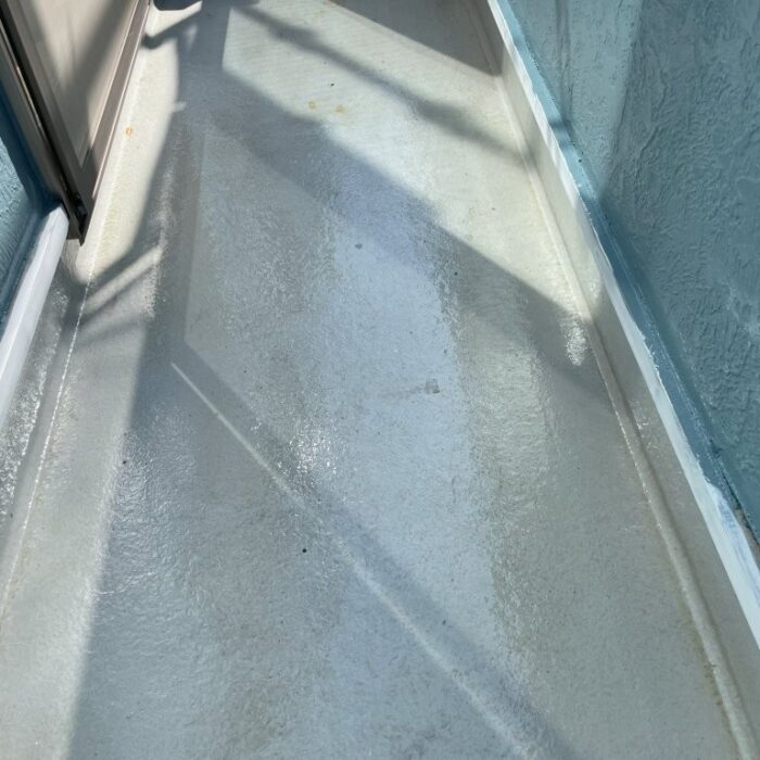 ベランダ・バルコニーの防水工事(トップコート塗布)|埼玉県草加市の賃貸アパートにて雨漏り修理