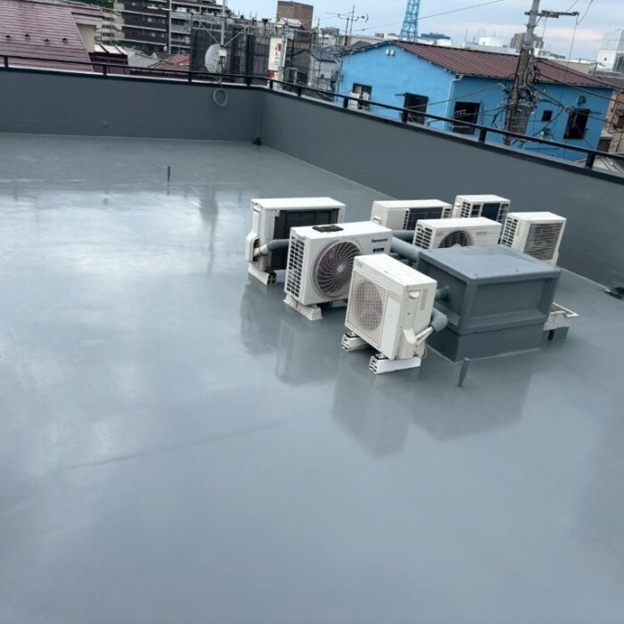 屋上の笠木(パラペット上部)と手すりまわりの仕上げ状況。細部まで丁寧に塗装され、防水層と美観を両立。