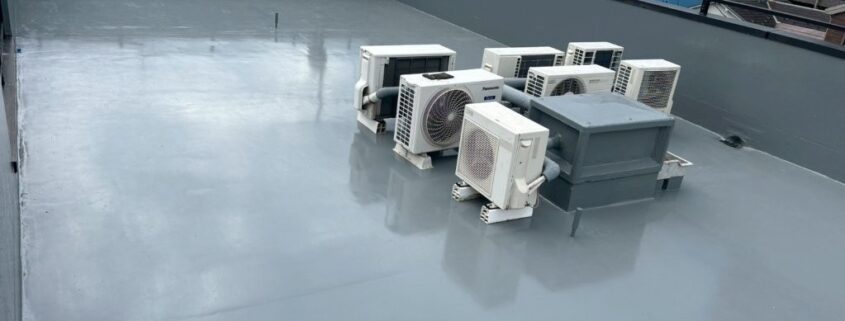 屋上の笠木(パラペット上部)と手すりまわりの仕上げ状況。細部まで丁寧に塗装され、防水層と美観を両立。