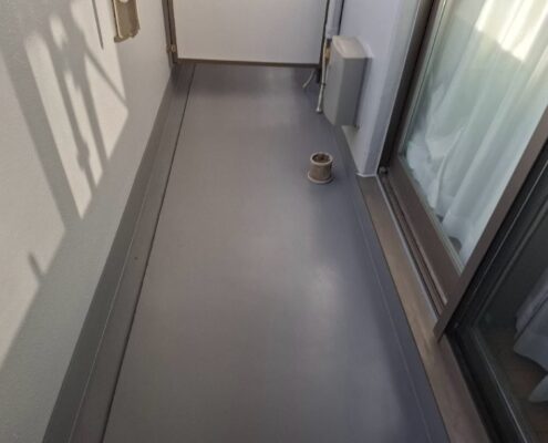 東京都江東区の賃貸マンションで行ったベランダ防水トップコート施工完了後の様子。清潔感のある明るい仕上がり