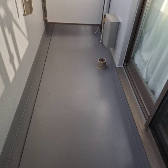 東京都江東区の賃貸マンションで行ったベランダ防水トップコート施工完了後の様子。清潔感のある明るい仕上がり