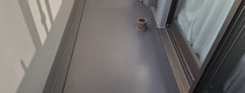 東京都江東区の賃貸マンションで行ったベランダ防水トップコート施工完了後の様子。清潔感のある明るい仕上がり