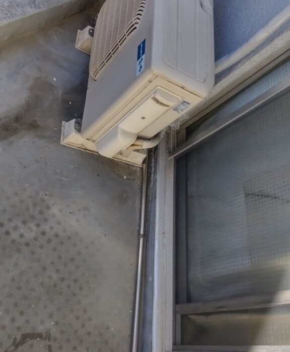 東京都足立区綾瀬の賃貸マンションにおける防水工事前のベランダ床面。黒ずみや汚れが蓄積し、防水層の劣化が見られる状態