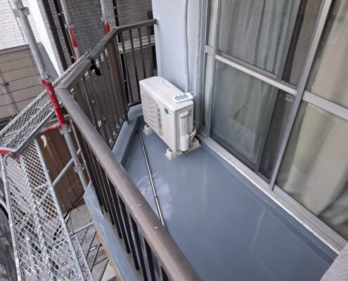 東京都足立区綾瀬にて施工したベランダ・バルコニー防水工事の完工写真。漏水リスクを大幅に低減した防水仕上がり