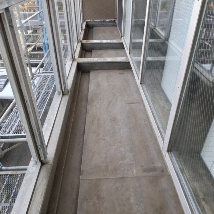 既存ベランダ床面の施工前状況|経年劣化した防水層と立ち上がり部分の状態確認