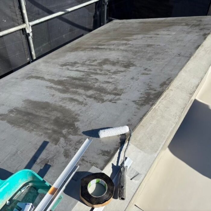 屋上防水のプライマー塗布作業｜立ち上がり際まで均一に塗布