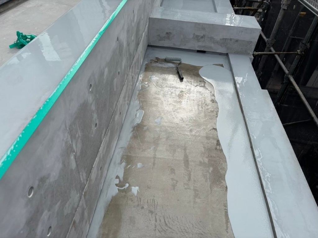 立ち上がり部へのウレタン防水1層目施工｜入隅部の防水強化