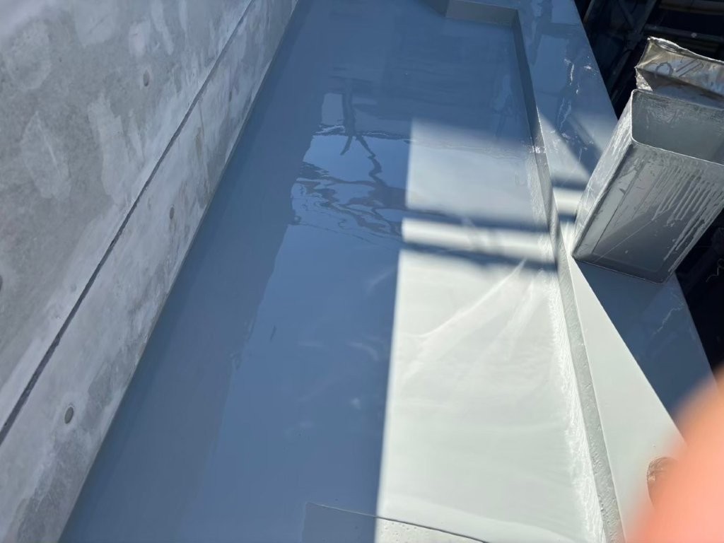 屋上ウレタン防水2層目施工｜最終膜厚を確保する工程