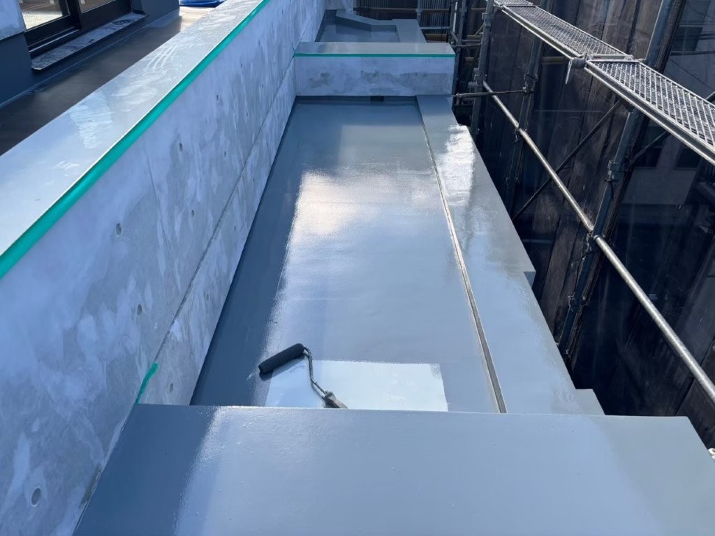 屋上防水トップコート塗布作業｜紫外線から防水層を保護