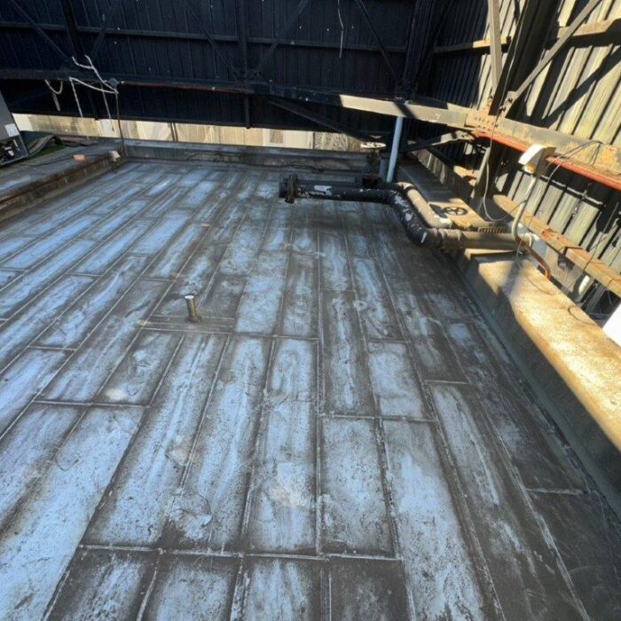 東京都中央区の商業ビル屋上施工前状況|既存防水層の劣化が見られる状態