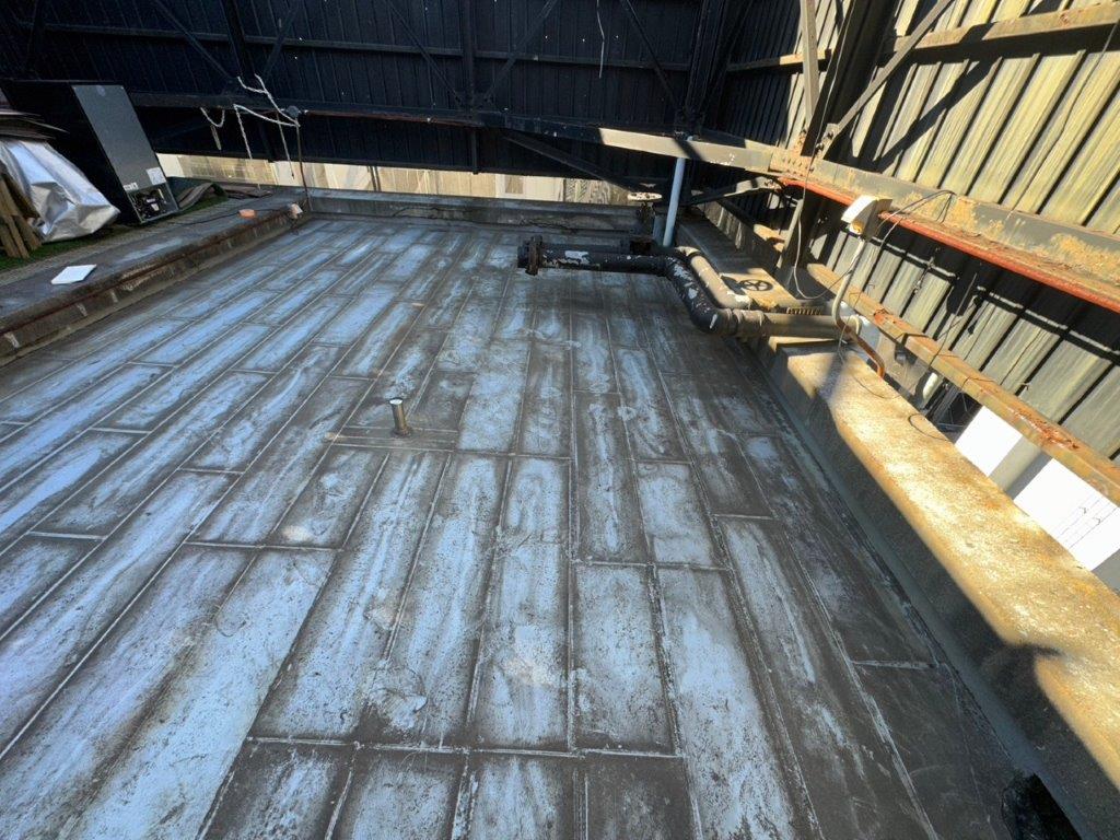 東京都中央区の商業ビル屋上施工前状況|既存防水層の劣化が見られる状態
