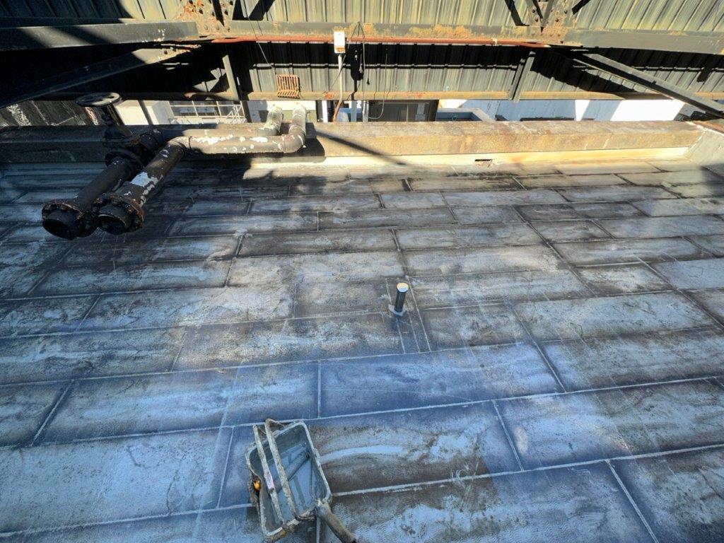 中央区商業ビル屋上の立ち上がり・配管周辺の施工前状況