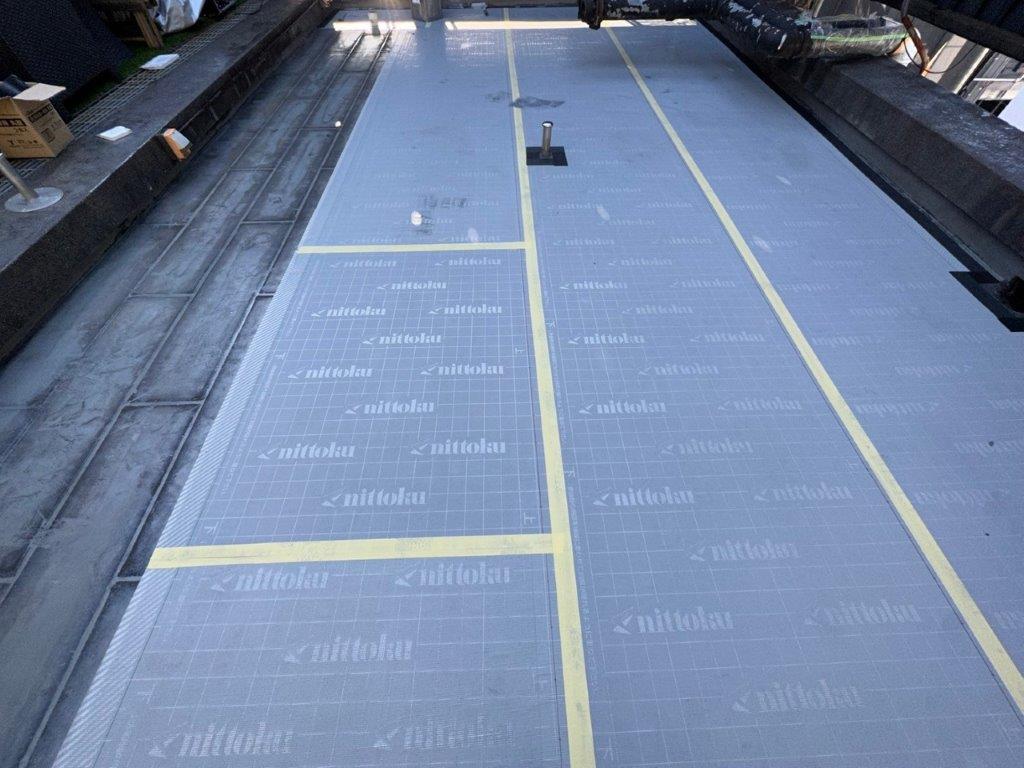 東京都中央区 商業ビル屋上 通気緩衝シート貼り付け完了状況