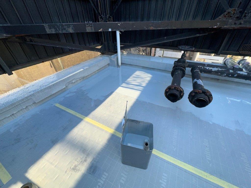 中央区商業ビル屋上 ウレタン防水1層目施工状況