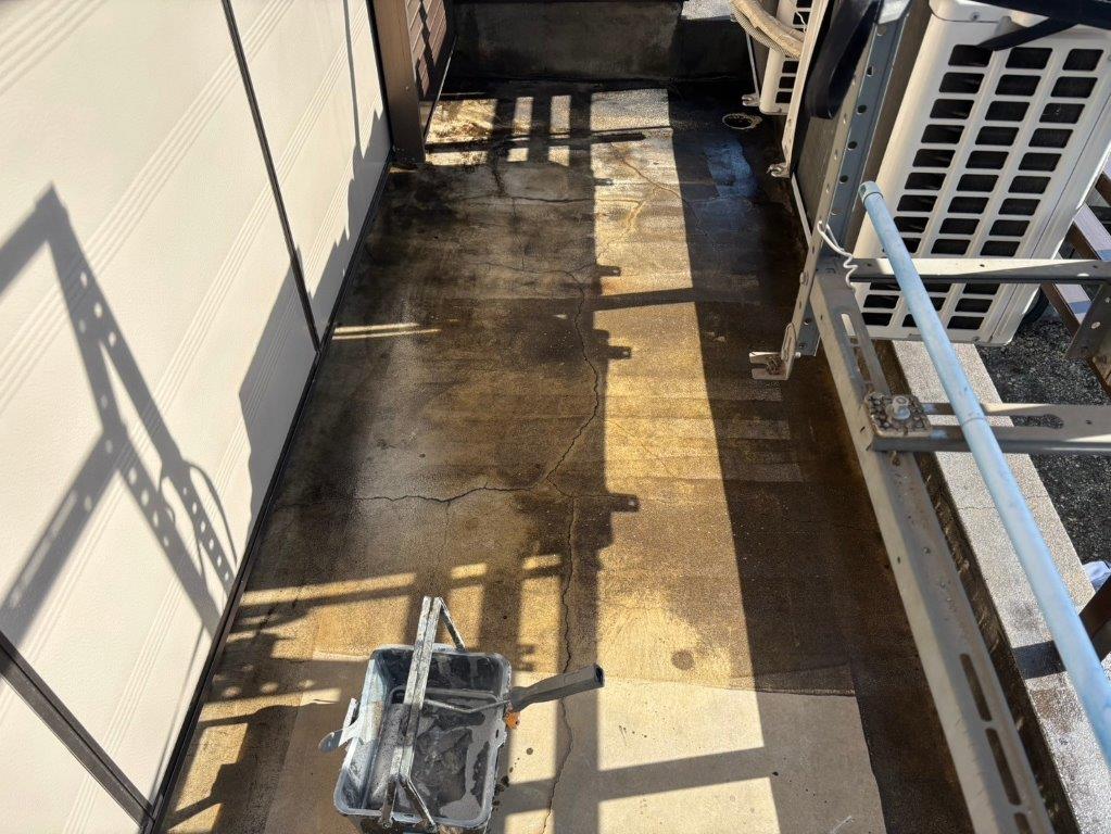 草加市 マンションベランダ 防水層劣化と表面ひび割れ