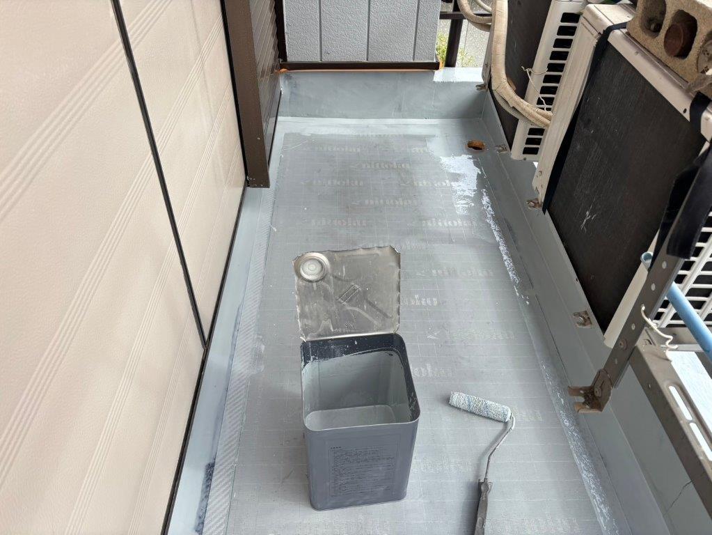 草加市 ベランダ ウレタン防水1層目施工状況