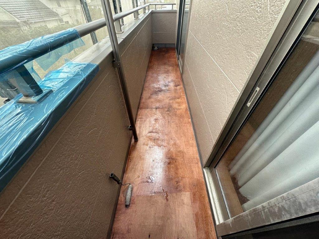 ベランダ防水改修前の状況｜作業前の清掃・下地確認段階