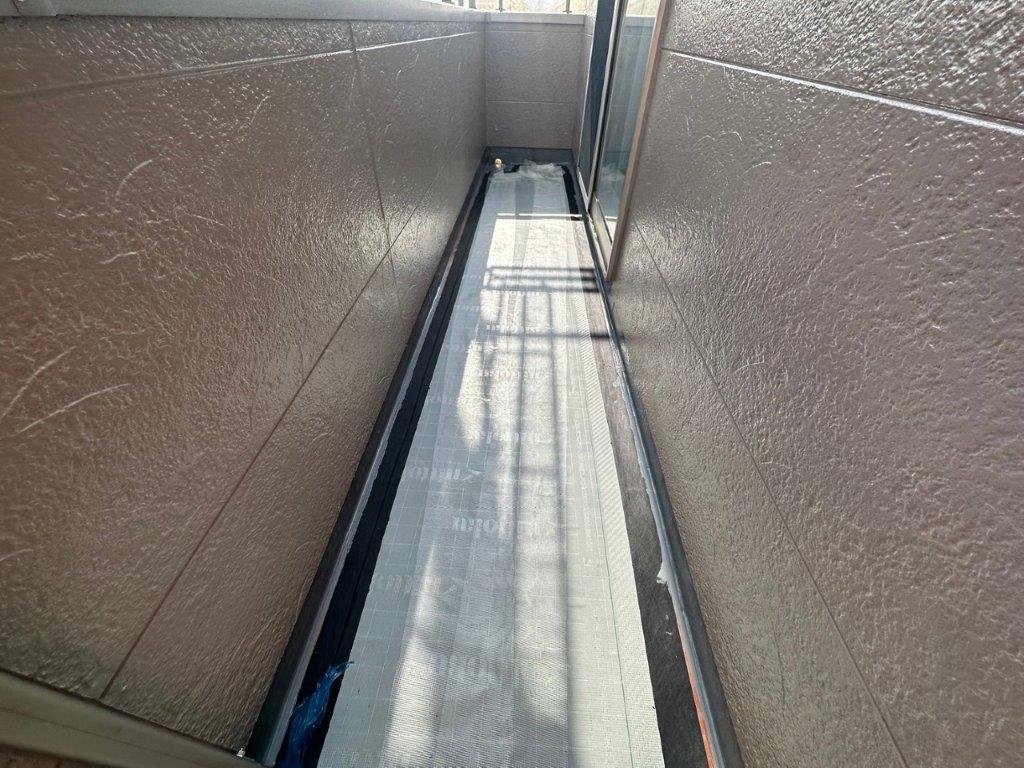 埼玉県入間市 ベランダ防水 通気緩衝シート貼り付け施工状況