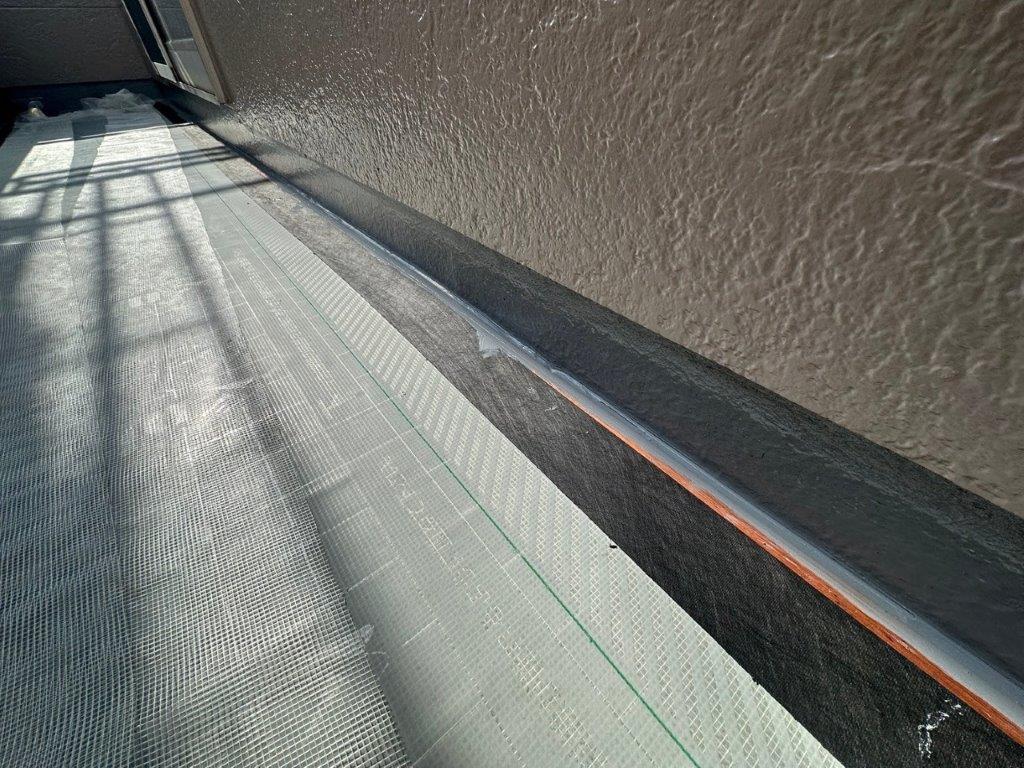 立ち上がり部のメッシュ補強施工｜通気緩衝工法の端部処理