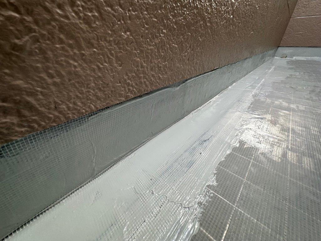 ベランダ防水 ウレタン1層目施工中｜端部から均一に塗布