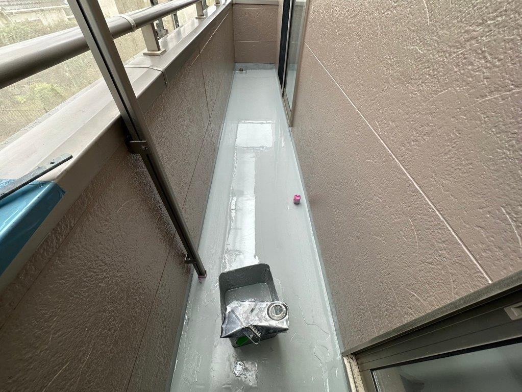 ベランダ防水 ウレタン2層目施工状況｜膜厚を確保する工程