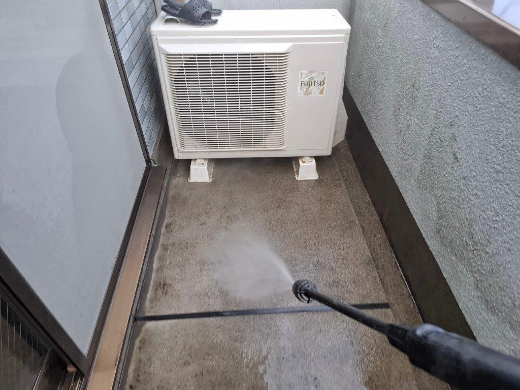 バルコニー防水 高圧洗浄作業|室外機周辺の汚れを除去