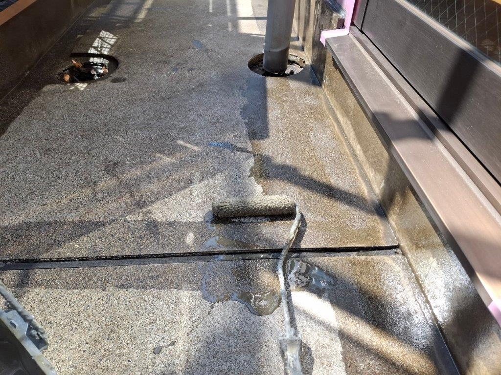バルコニー防水 プライマー塗布|ローラーで均一に下塗り