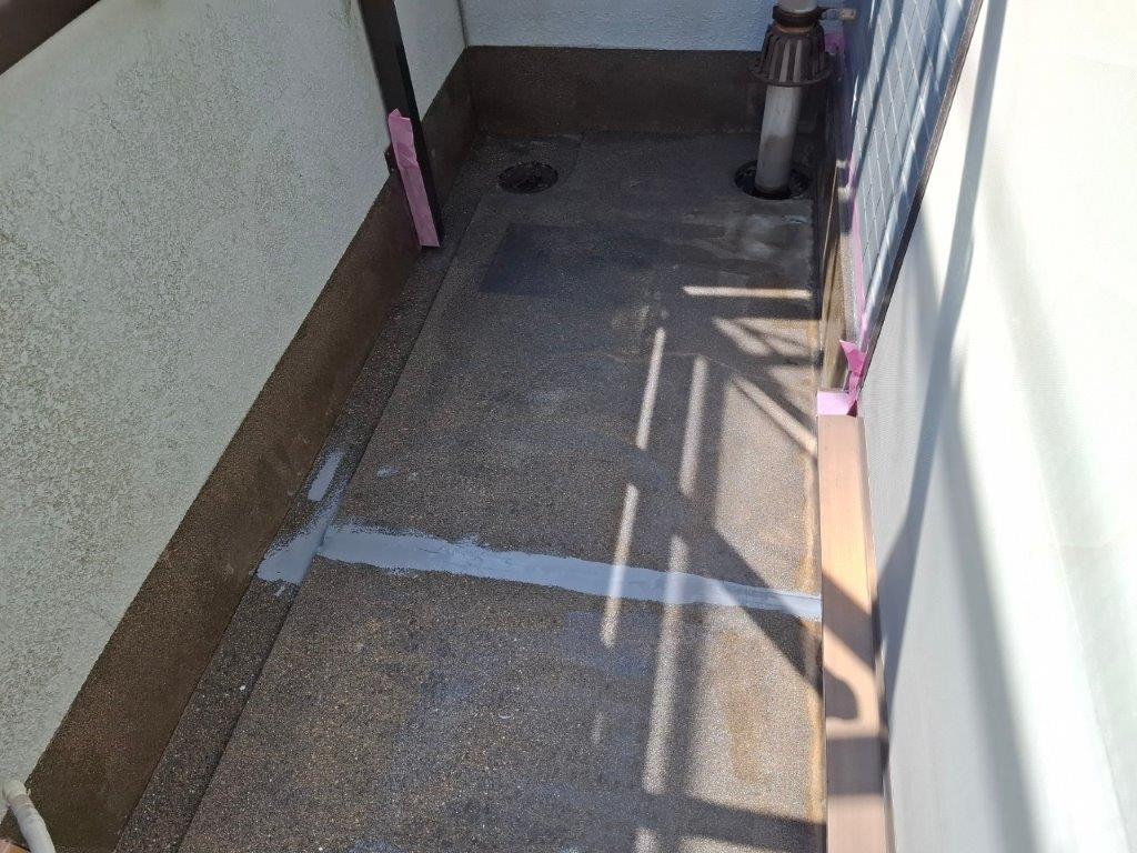 下地補修後のバルコニー床面|端部のライン出しと補修跡