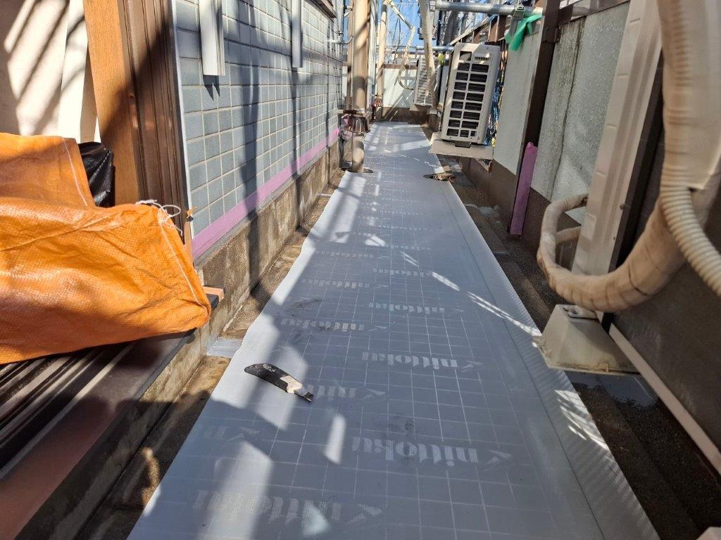 通気緩衝シート貼り付け完了|バルコニー床面全面施工
