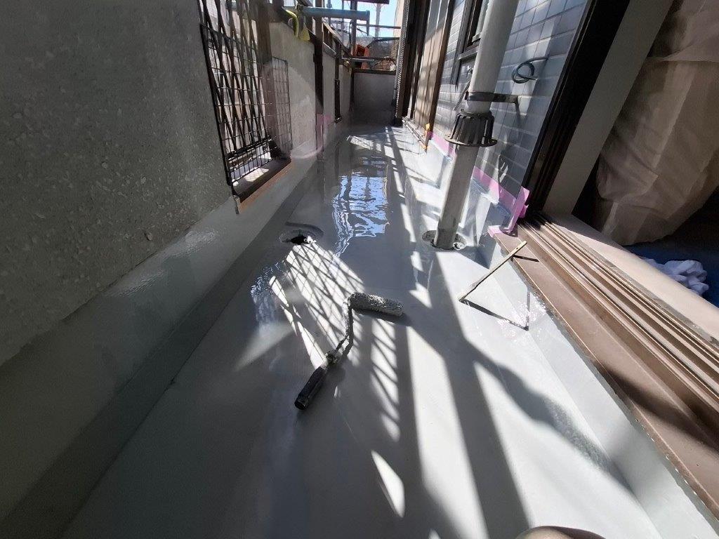 ウレタン防水2層目施工|膜厚を確保して防水性能を完成