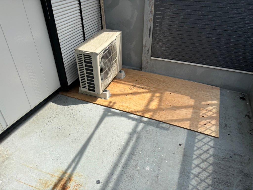 埼玉県越谷市 ベランダ防水 室外機まわりの養生と作業スペース確保