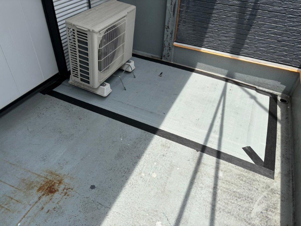 埼玉県越谷市 ベランダ防水 端部と施工範囲の調整状況