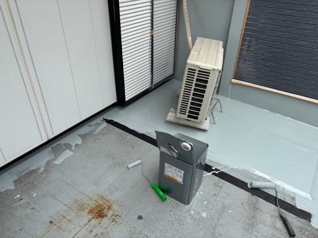 埼玉県越谷市 ベランダ防水 ウレタン1層目施工