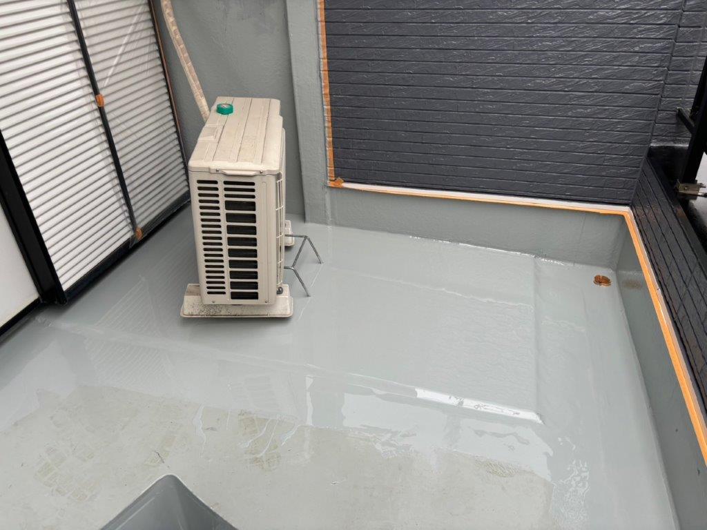 埼玉県越谷市 マンションベランダ防水 ウレタン2層目施工